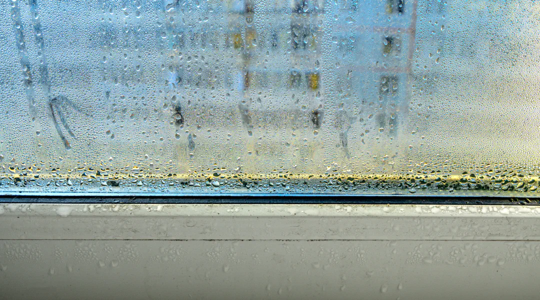 Condens pe ferestrele termopan: cauze și soluții eficiente